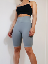 Load image into Gallery viewer, Seamless Scrunch Biker Shorts (Gray)
