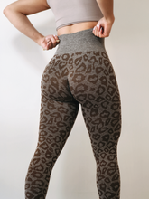 Load image into Gallery viewer, Leopard Seamless Leggings (Light Brown)