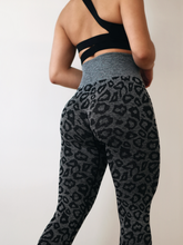 Load image into Gallery viewer, Leopard Seamless Leggings (Black)
