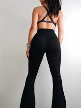 Load image into Gallery viewer, Flare V Leggings (Black)
