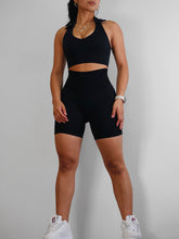 Load image into Gallery viewer, Sculpt Scrunch Shorts (Black)