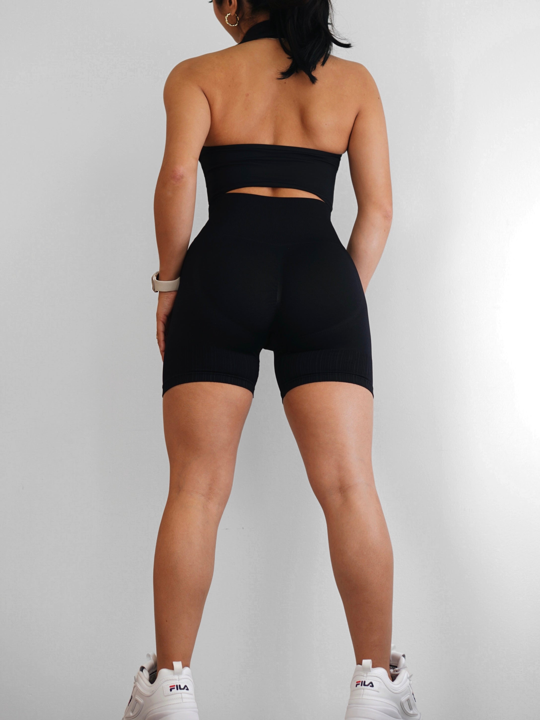 SEAMLESS V-BACK BOOTY SHORTS –